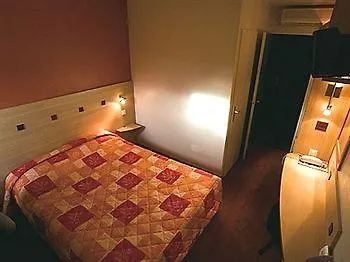 Logis Restaurant & Au Comte D'ornon Otel