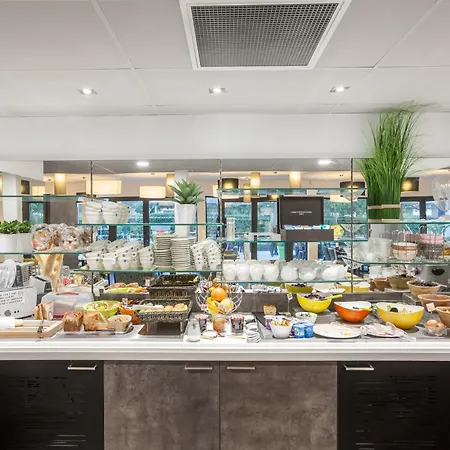 Logis Restaurant & Au Comte D'ornon מלון