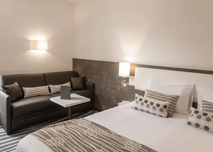 Logis Restaurant & Au Comte D'ornon Hotel